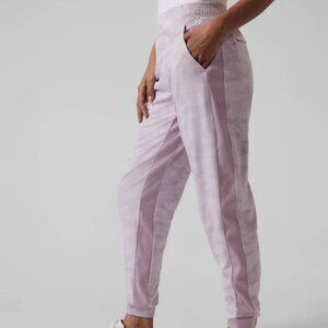 Athleta Joggers Womens Sz 4 Purple Brooklyn Lined Camouflage Stretchy Breathable